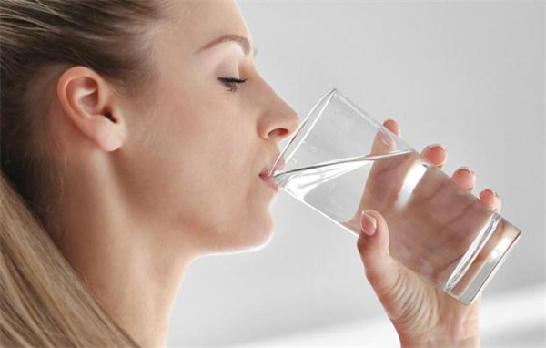 怎么喝水可以减肥2点建议帮你轻松瘦下来