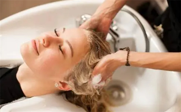 洗头发的水温在多少度合适 高温热水洗头的危害