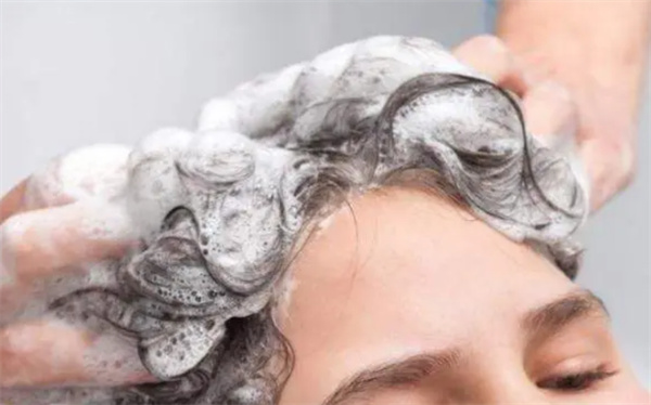 洗头发的水温在多少度合适 高温热水洗头的危害
