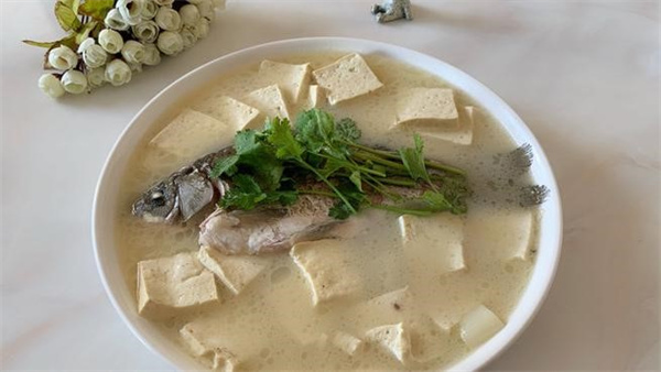 鲫鱼豆腐祛湿汤