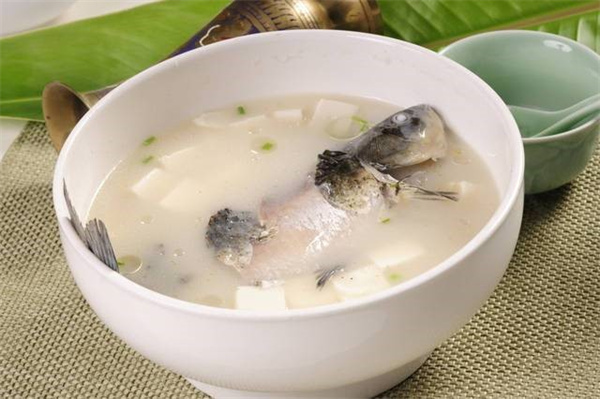鲫鱼豆腐祛湿汤
