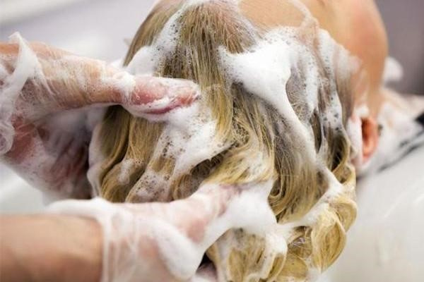 头发出油要用什么洗发水 头发出油用香皂洗头可以吗