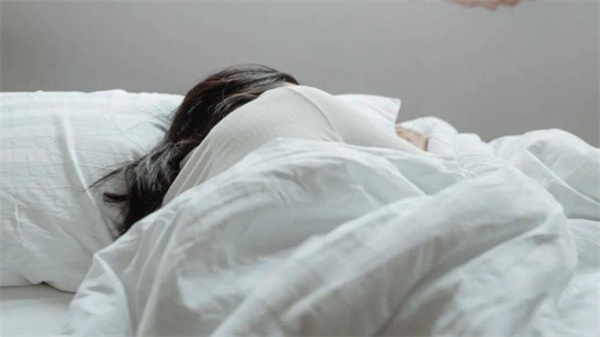 广州18岁少女睡姿不对导致脊柱弯曲 脊柱弯曲能矫正过来吗
