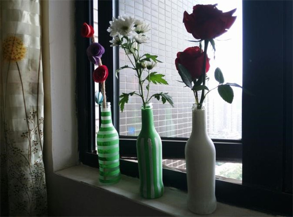 如何用玻璃瓶在桌子上制作不占空间的花瓶