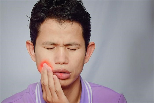口腔溃疡会引起口臭吗 口腔溃疡会引起口腔癌吗