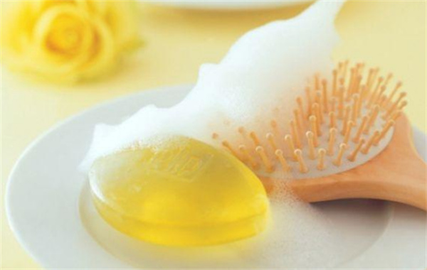 硫磺皂洗头发正确方法 硫磺皂洗头的注意事项