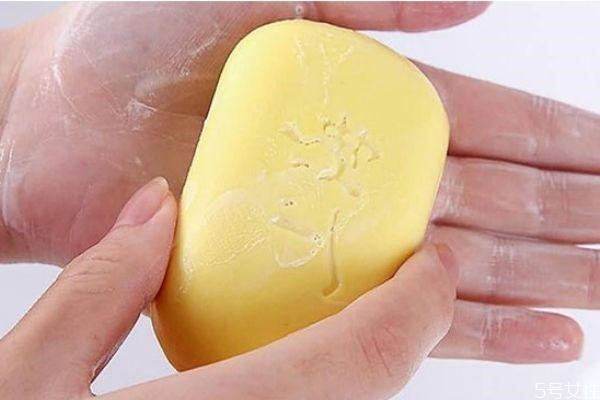 硫磺皂洗头发正确方法 硫磺皂洗头的注意事项