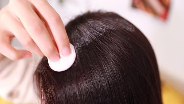 头发油腻可以用散粉吗 散粉可以缓解头发油腻吗