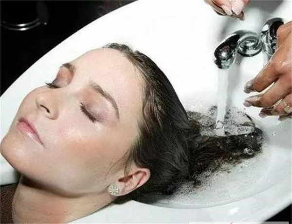冷水洗头会不会掉发 冷水洗头掉头发的原因