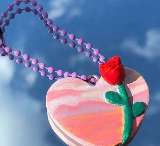 怎么做粘土项链坠图解 手工制作玫瑰爱心项链