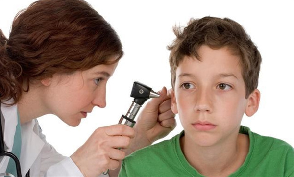 中耳炎会导致耳朵聋吗 中耳炎不治疗的后果