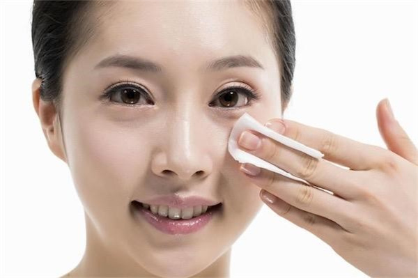 卸妆水可以天天用吗 卸妆水长期使用对皮肤好吗