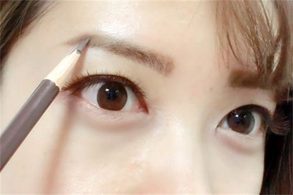 眉笔可以当眼线胶笔用吗 眉笔会不会影响皮肤