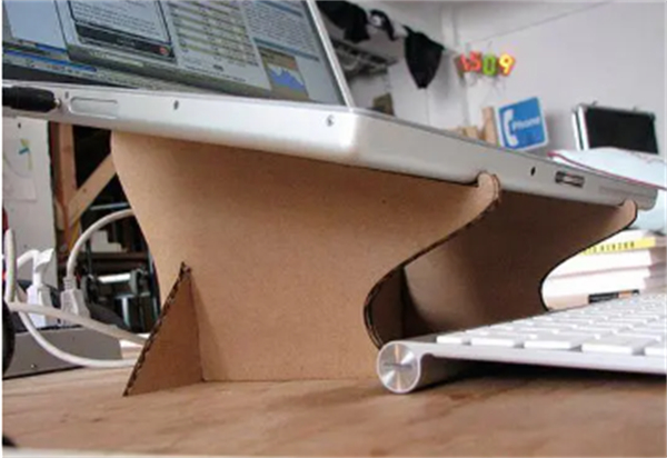 怎么做笔记本电脑散热架 瓦楞纸DIY散热架方法