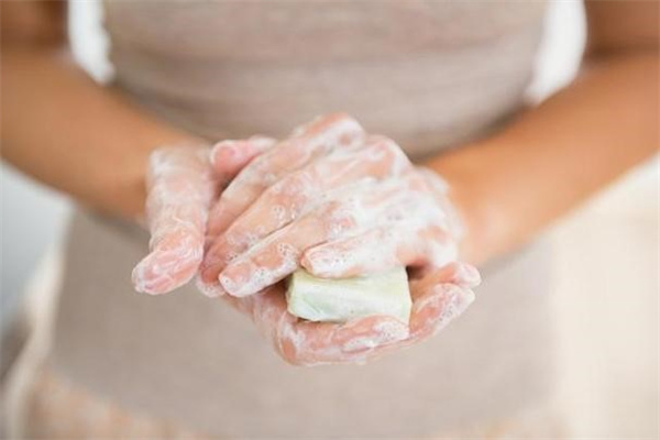 洁面皂洗脸对皮肤好吗 洁面皂适合敏感肌吗