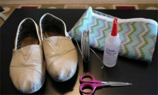 怎么用布片改造旧鞋子 旧鞋子鞋面改造方法