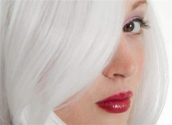 白头发染色怎么染不上 白头发染黑对身体有影响吗
