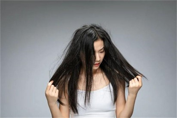 烫头发后头屑多是什么原因 烫头发后为什么总是掉头发