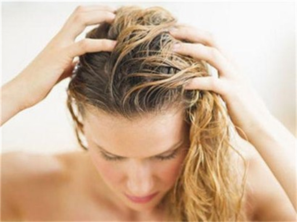 烫头发可以改善头油吗 烫头发对头皮有伤害吗