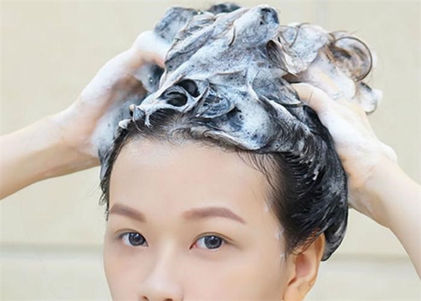 油性头发是什么原因造成的 油性头发是什么样的