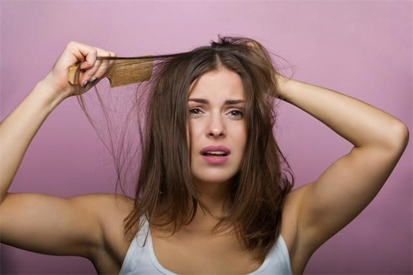 油性头发是什么原因造成的 油性头发是什么样的