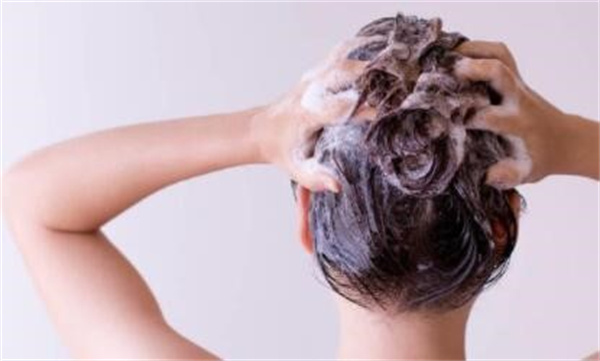 控油洗发水是酸性还是碱性 控油洗发水可以让头发变蓬松吗
