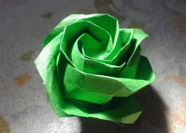 如何折纸立体玫瑰花 经典玫瑰花的手工折法