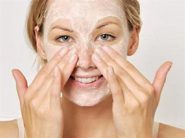 皮肤出油多是什么原因 皮肤出油严重毛孔粗大如何改善