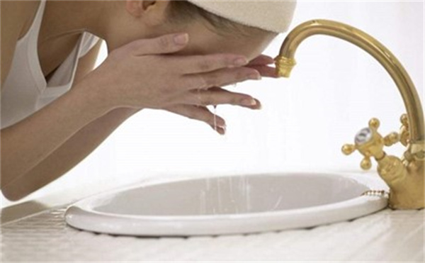 洗脸水温多少度合适 洗脸水温过高对皮肤有伤害吗