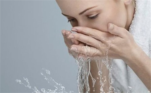 洗脸水温多少度合适 洗脸水温过高对皮肤有伤害吗