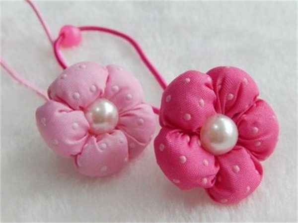 怎么做甜美的花朵头绳 手工布艺可爱花朵发绳