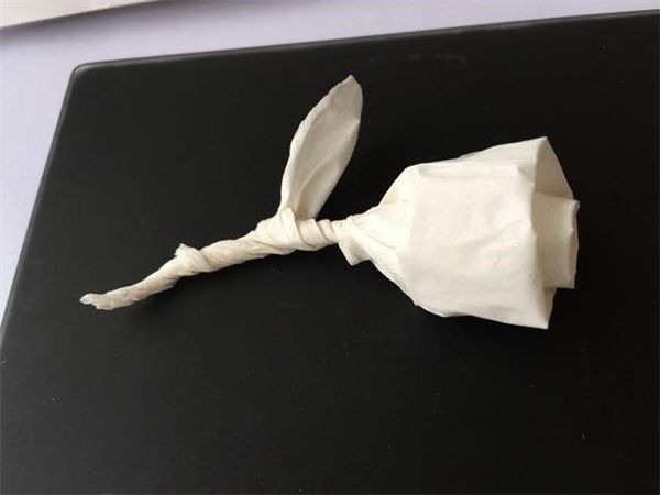 如何把餐巾纸折成玫瑰 餐巾纸玫瑰花的折法