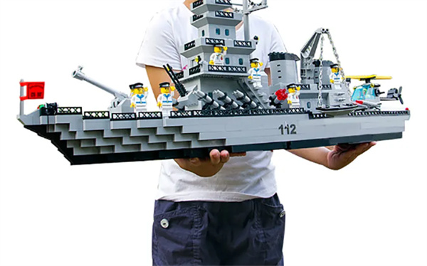 乐高积木制作军舰模型图片 据称世界最大