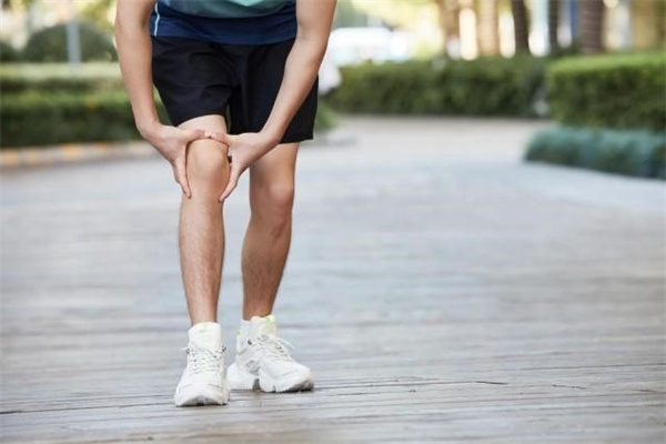 跑步会伤害膝关节吗  注意正确的方法还要补氨糖