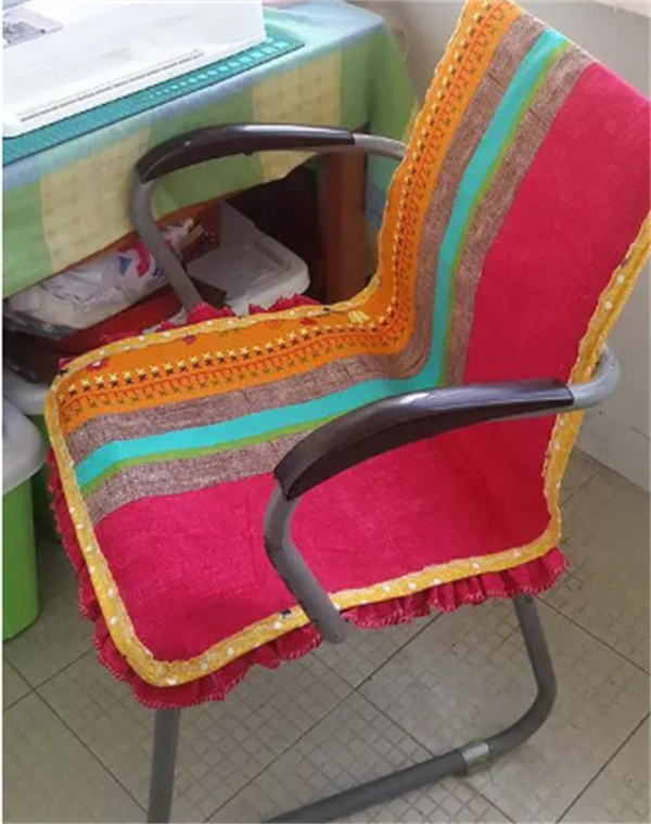 怎么把旧衣服利用起来 旧衣制作椅子的图片