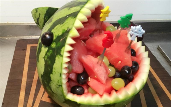 西瓜雕刻鲨鱼怎么做 制作成漂亮的鲨鱼果盘