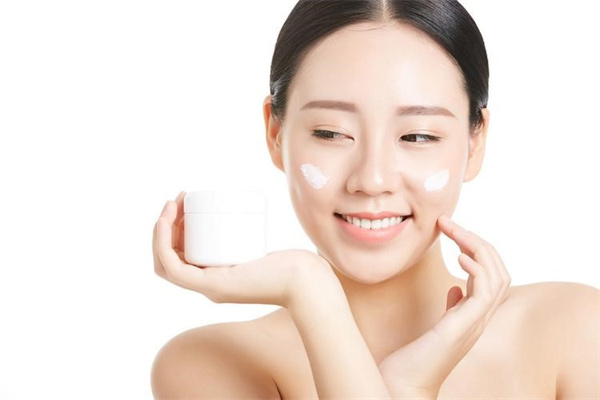 淡斑精华液在护肤哪个步骤使用 淡斑精华和普通精华可以一起用吗