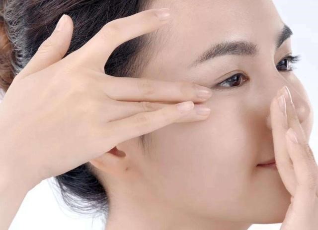 眼霜在护肤的第几步用最好 眼霜在精华前还是精华后