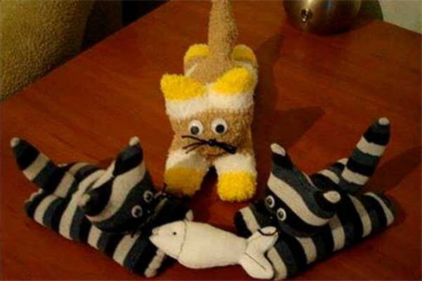 怎么做袜子娃娃猫咪 棉袜子手工制作小猫布偶