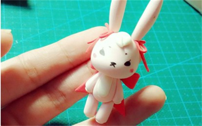 怎么做粘土卡通兔子头 超轻粘土制作兔子挂件