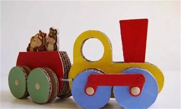 幼儿园火车模型小制作 简单手工卷纸芯火车玩具