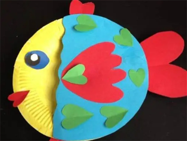 塑料餐盘制作可爱小鱼 儿童卡通小鱼的做法教程