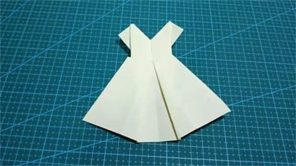 如何折纸裙子的折法 可以用来装饰贺卡