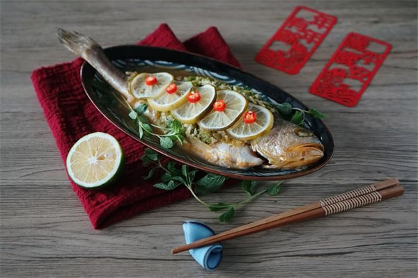 柠檬蒸黄鱼：一道清新美味的海鲜佳肴