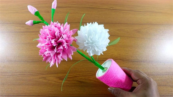 如何制作礼物包装装饰纸花 长纸条做装饰花的方法