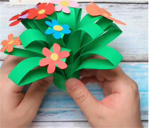 怎么用卡纸制作花丛 简单手工花丛制作教程