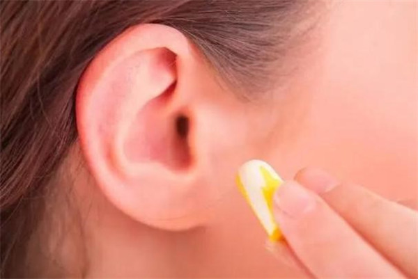 中耳炎症状表现有哪些 中耳炎是耳膜破了吗
