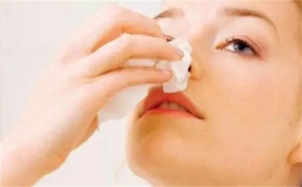流鼻血是癌症的前兆吗 流鼻血是白血病的前兆吗
