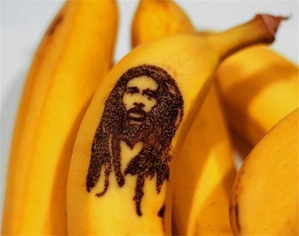 香蕉皮雕刻手绘图片 创意香蕉皮DIY作品