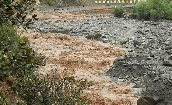 泥石流发生的前兆 泥石流发生时应该往哪个方向跑